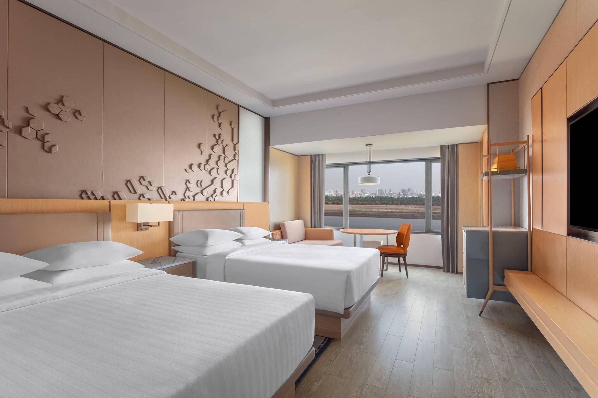 Surat Marriott Hotel Buitenkant foto