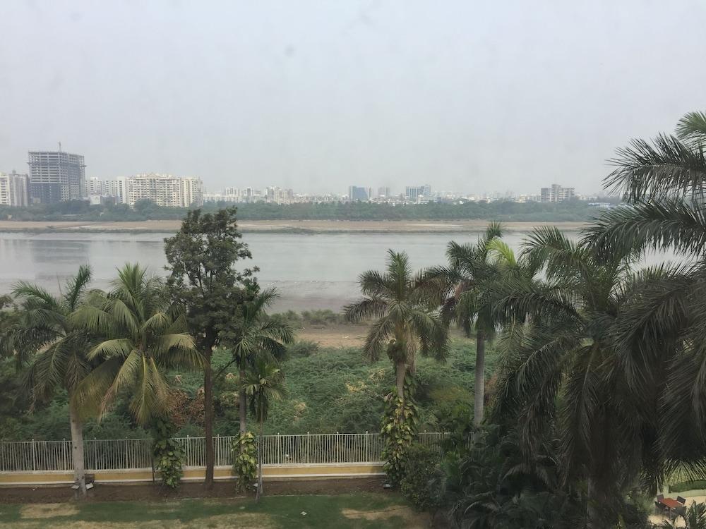 Surat Marriott Hotel Buitenkant foto