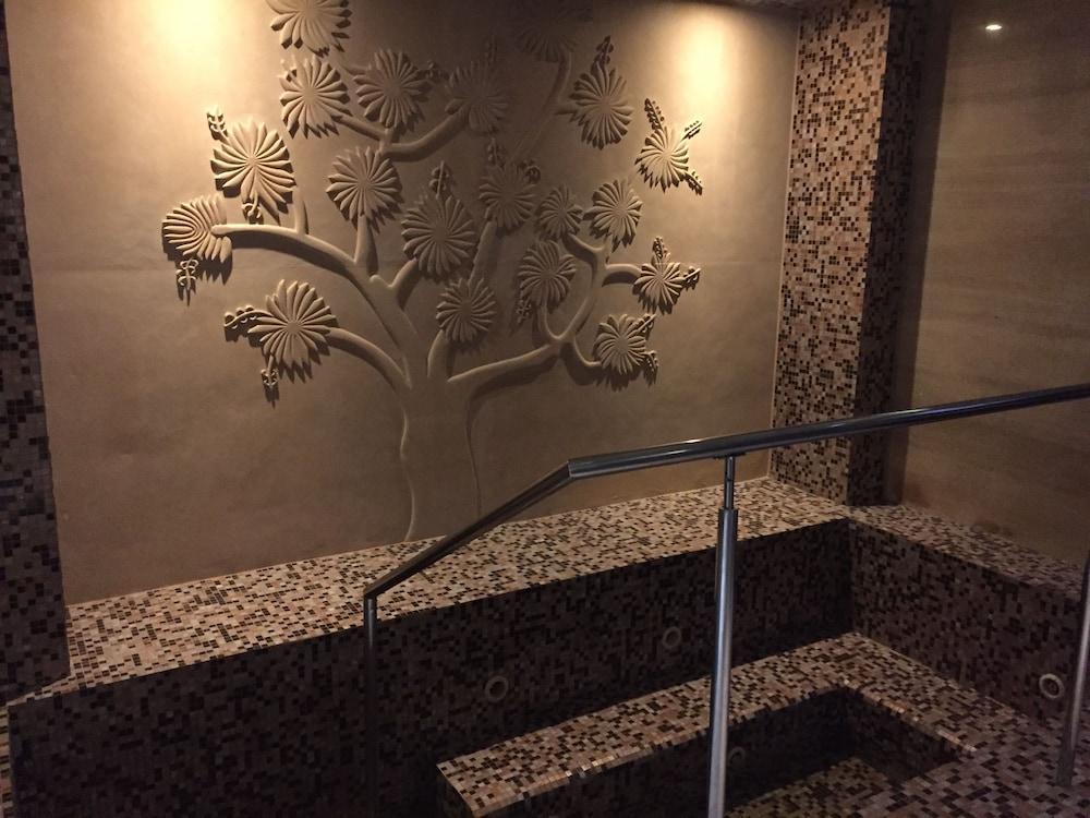 Surat Marriott Hotel Buitenkant foto