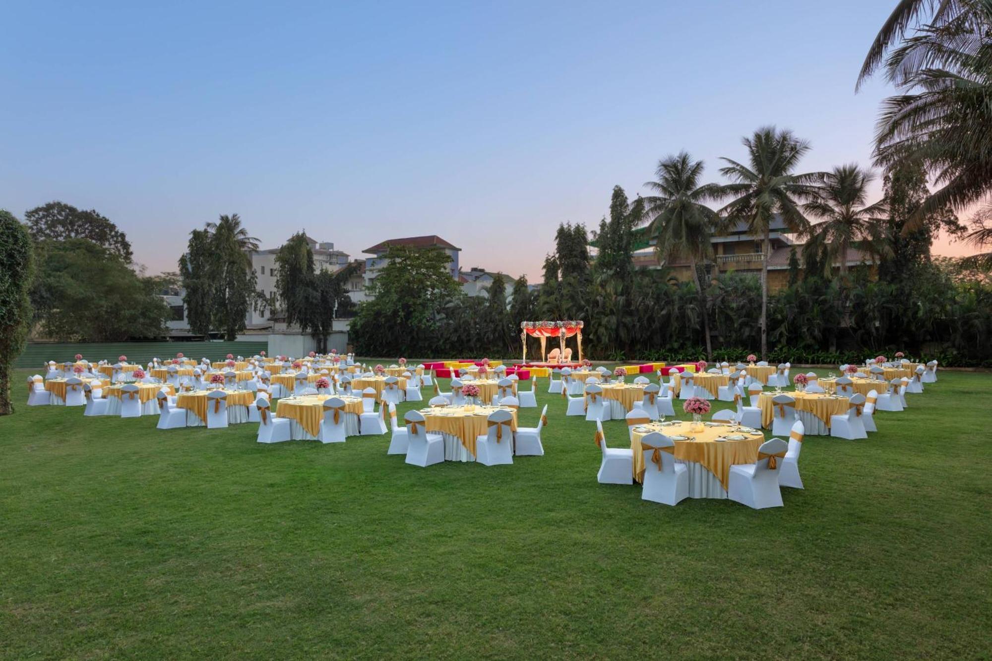 Surat Marriott Hotel Buitenkant foto