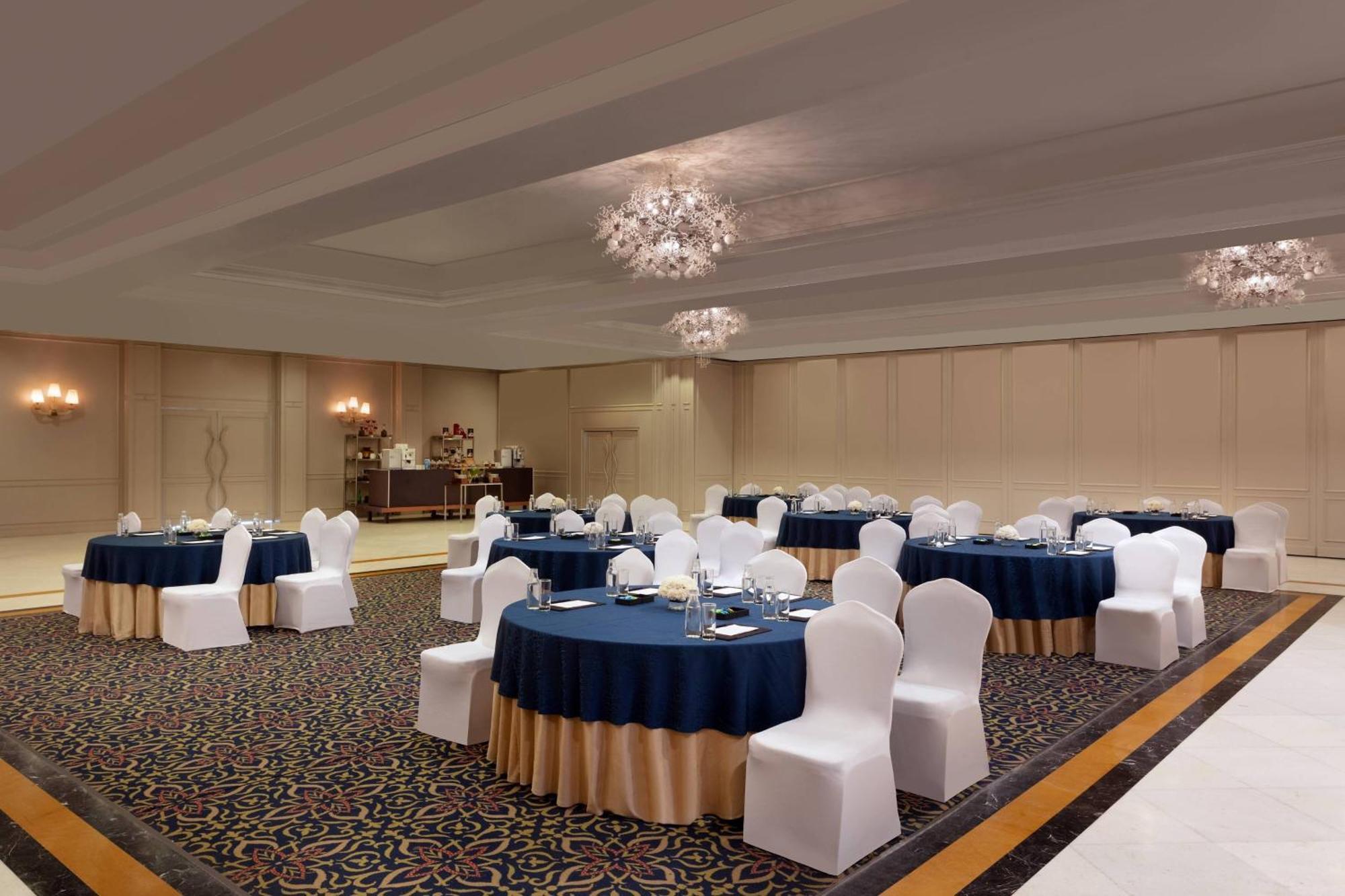 Surat Marriott Hotel Buitenkant foto