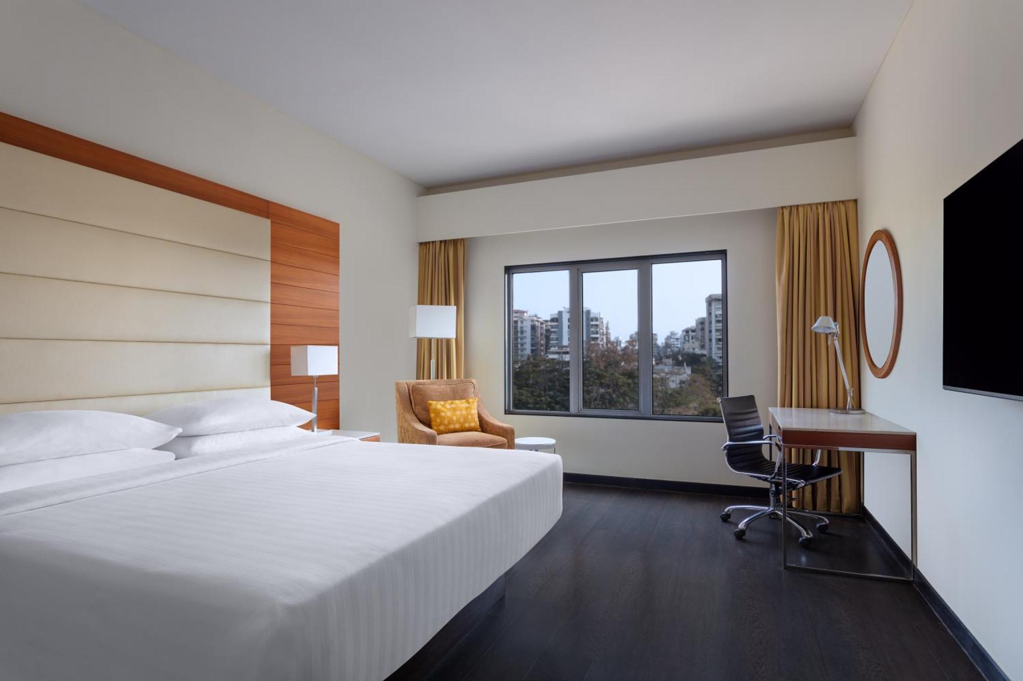 Surat Marriott Hotel Buitenkant foto