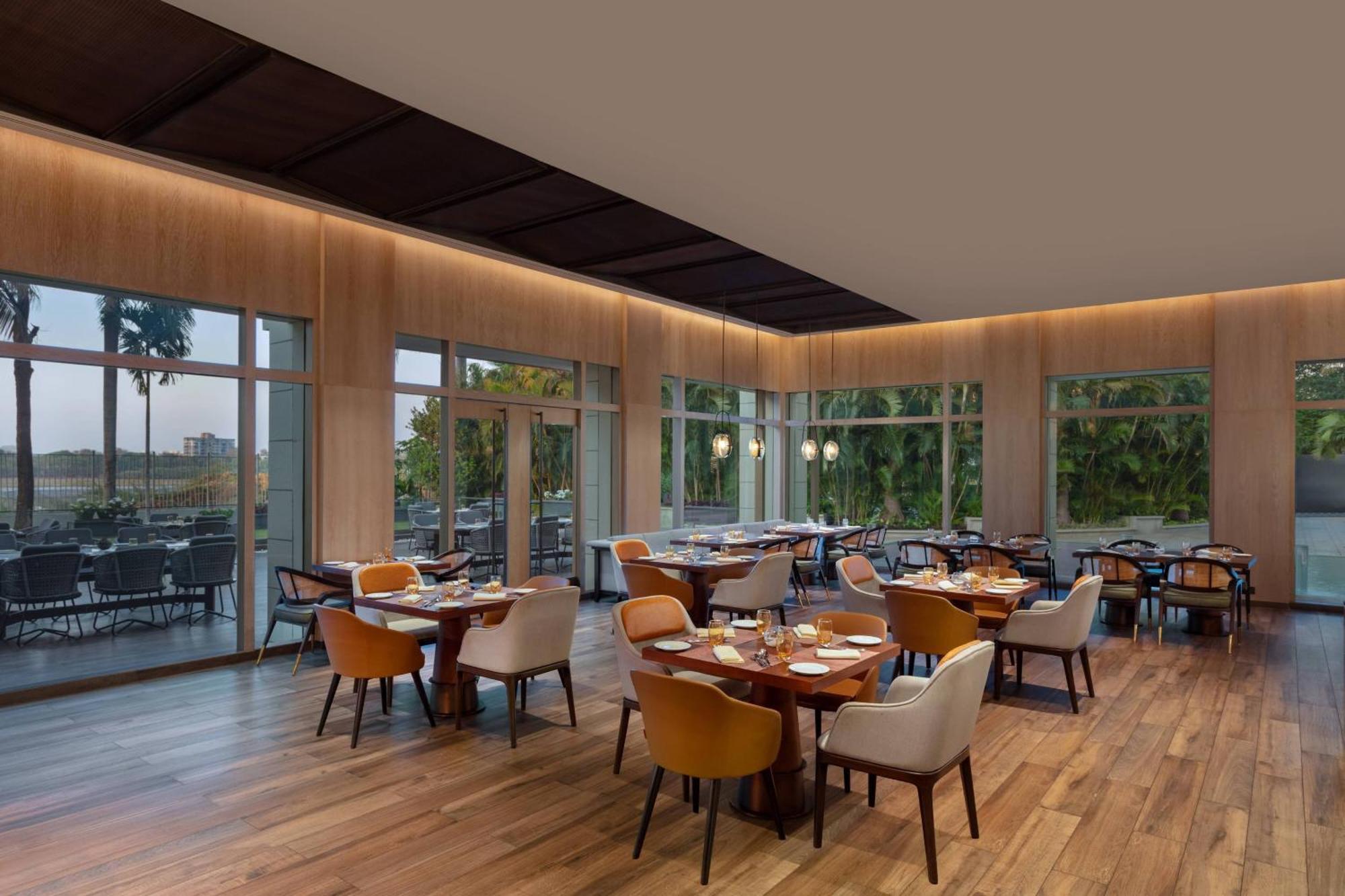 Surat Marriott Hotel Buitenkant foto