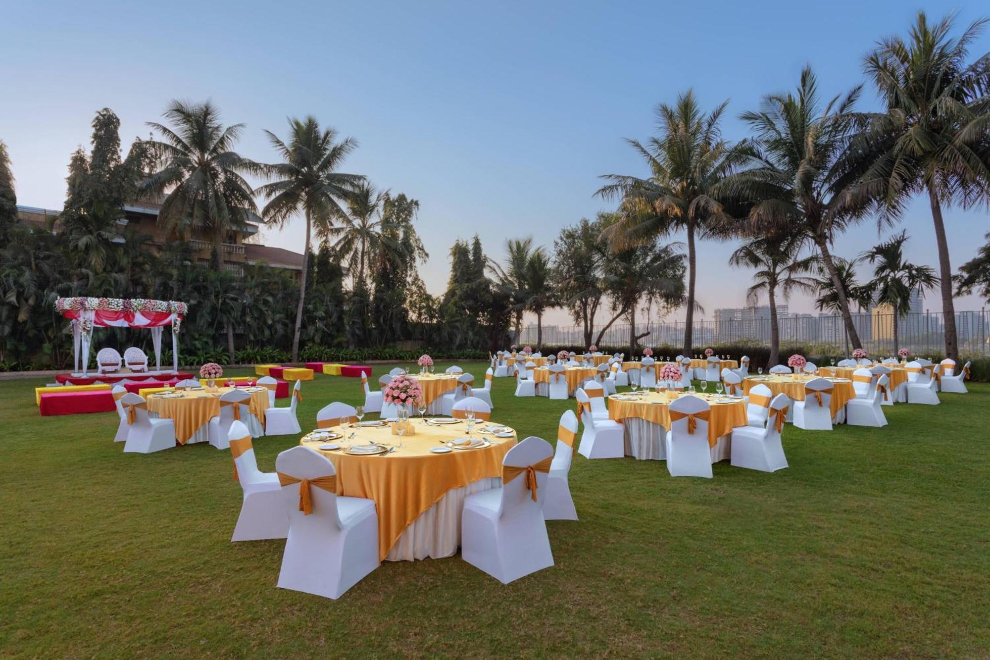 Surat Marriott Hotel Buitenkant foto