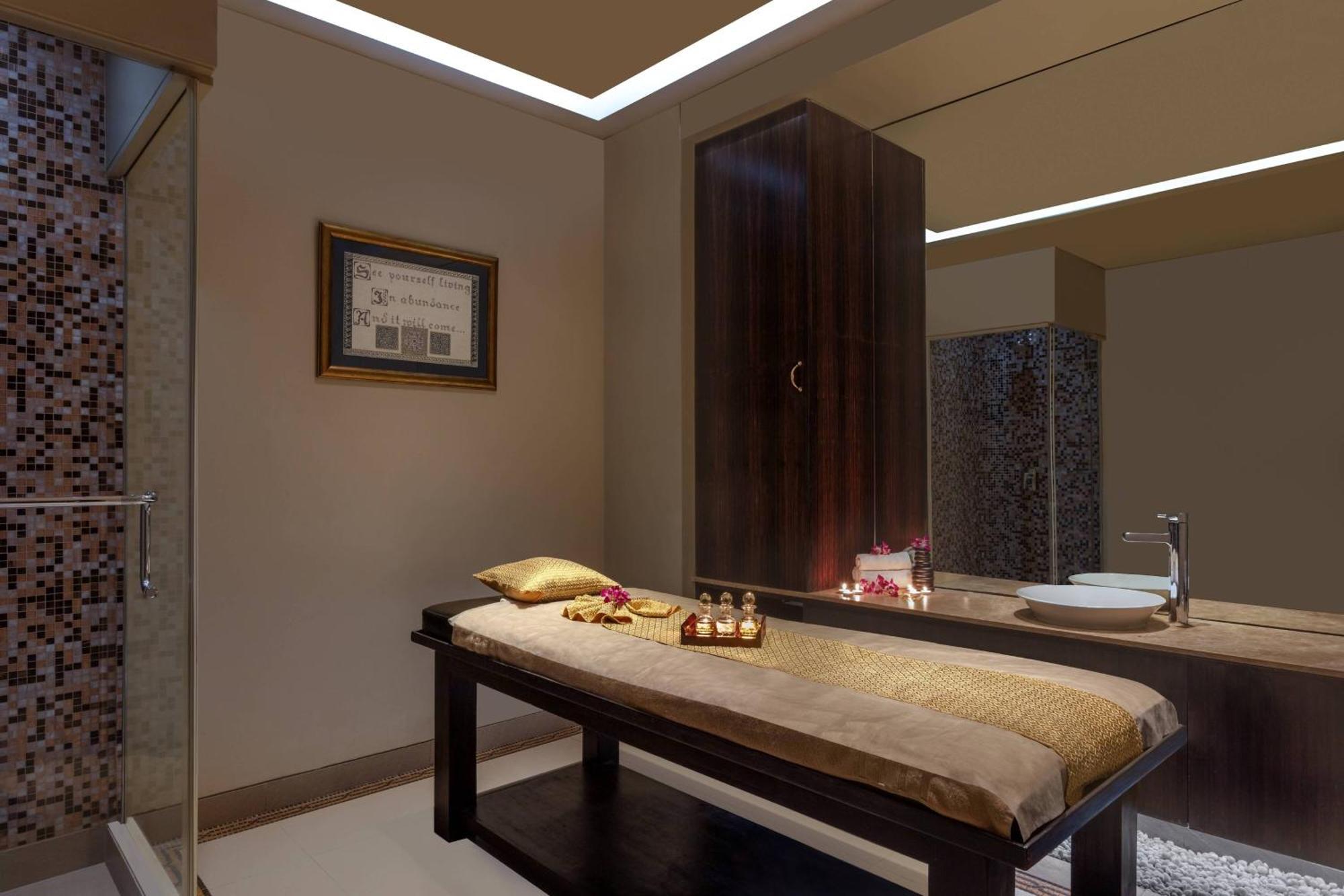 Surat Marriott Hotel Buitenkant foto