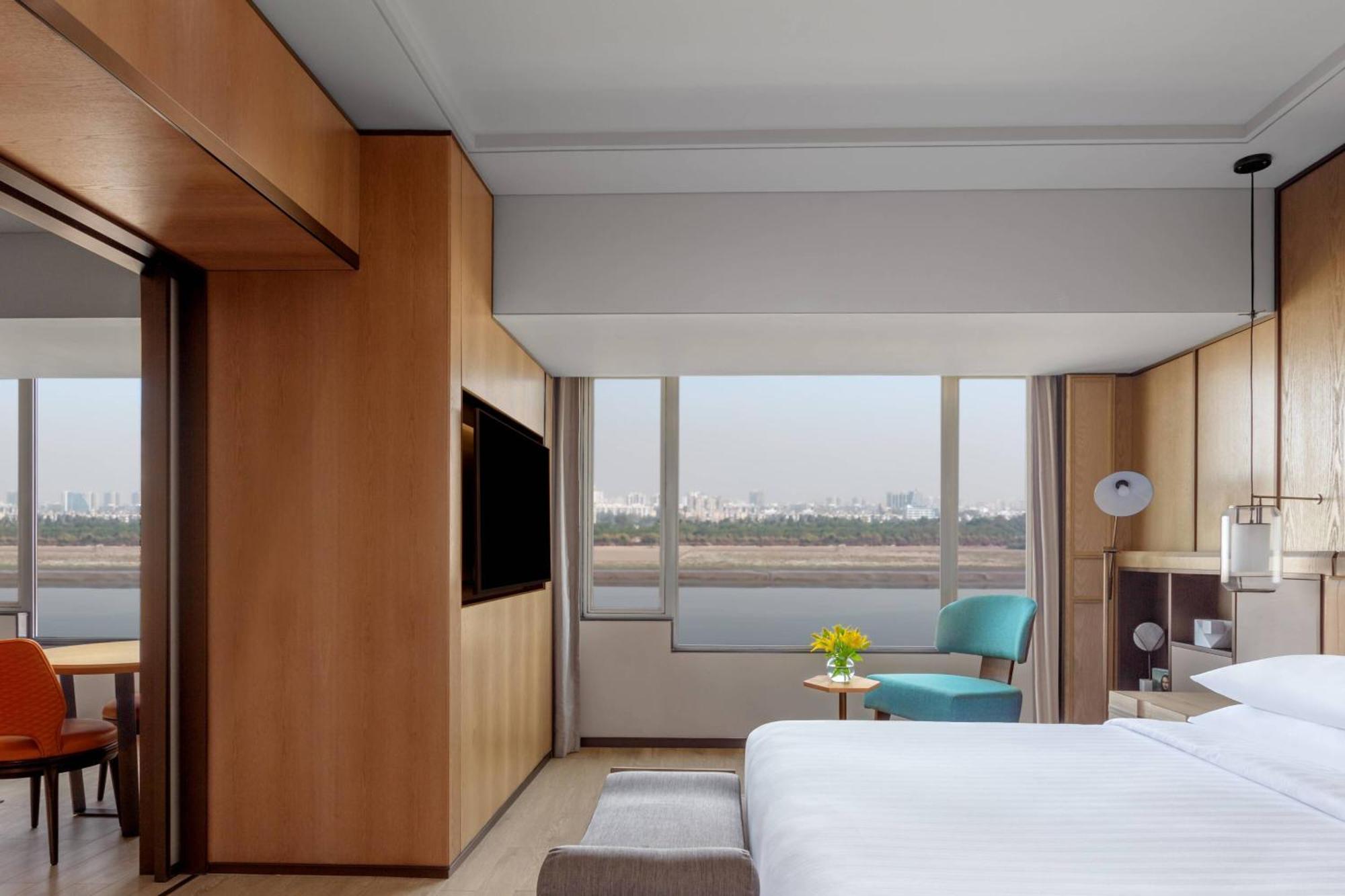 Surat Marriott Hotel Buitenkant foto