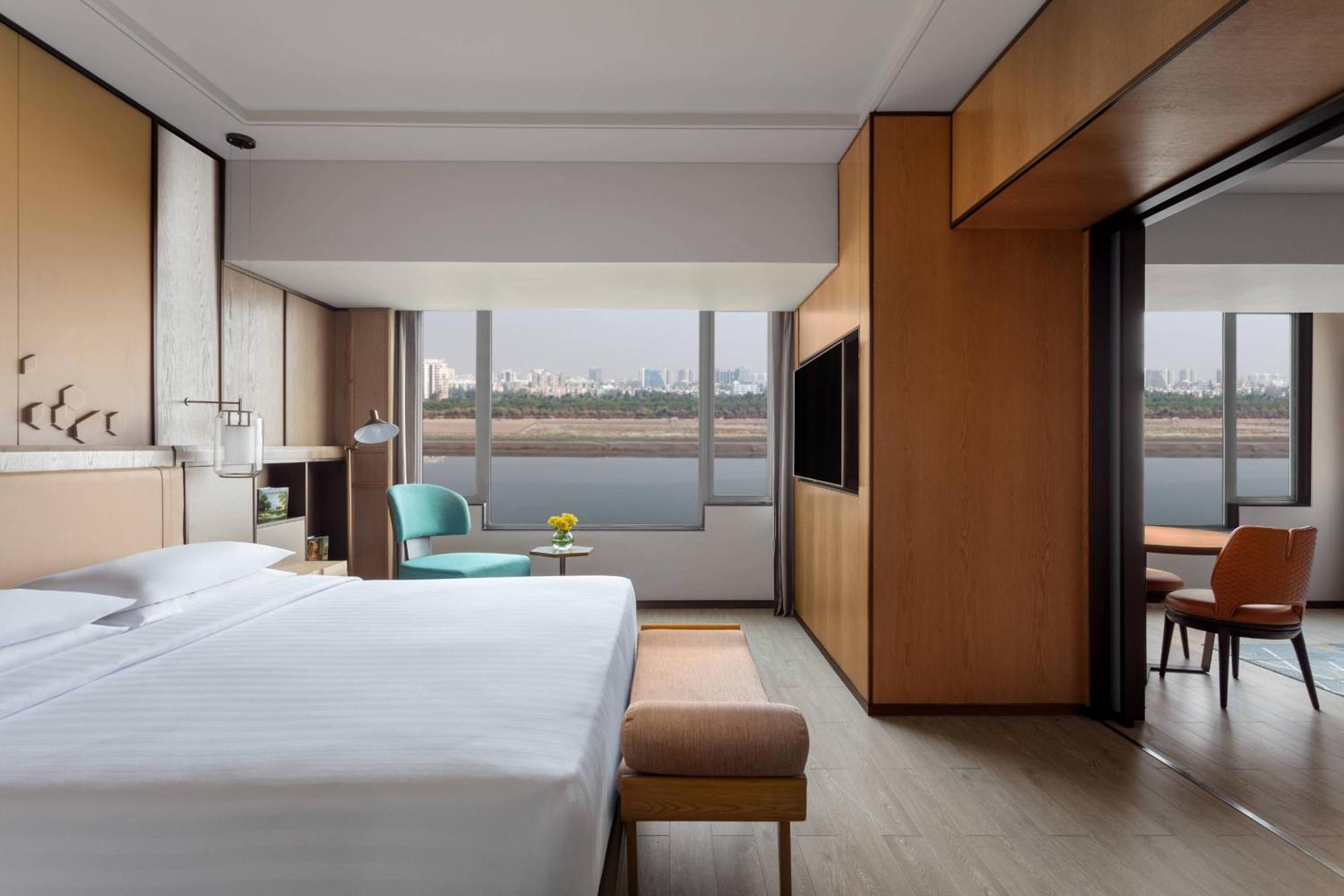 Surat Marriott Hotel Buitenkant foto