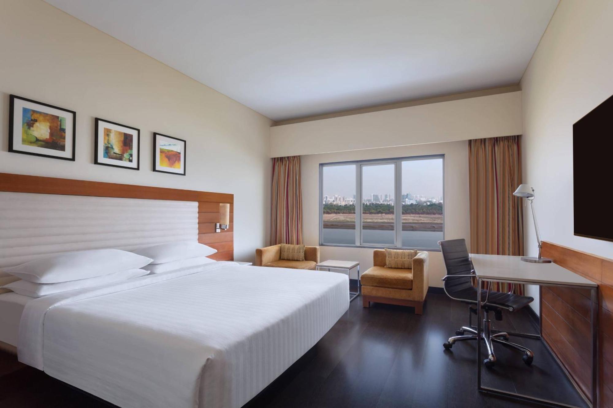 Surat Marriott Hotel Buitenkant foto