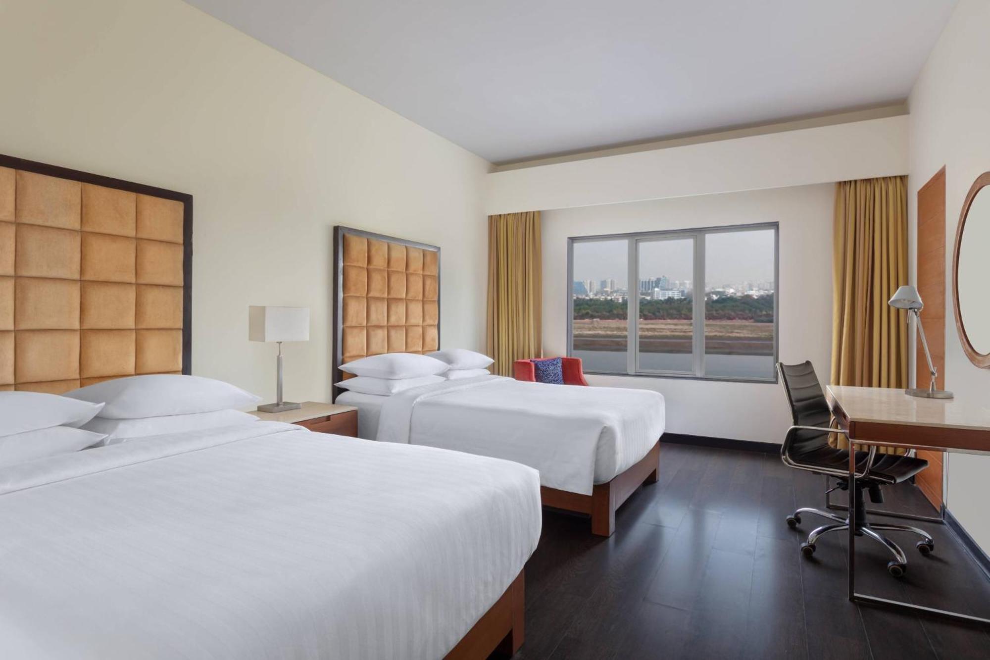 Surat Marriott Hotel Buitenkant foto