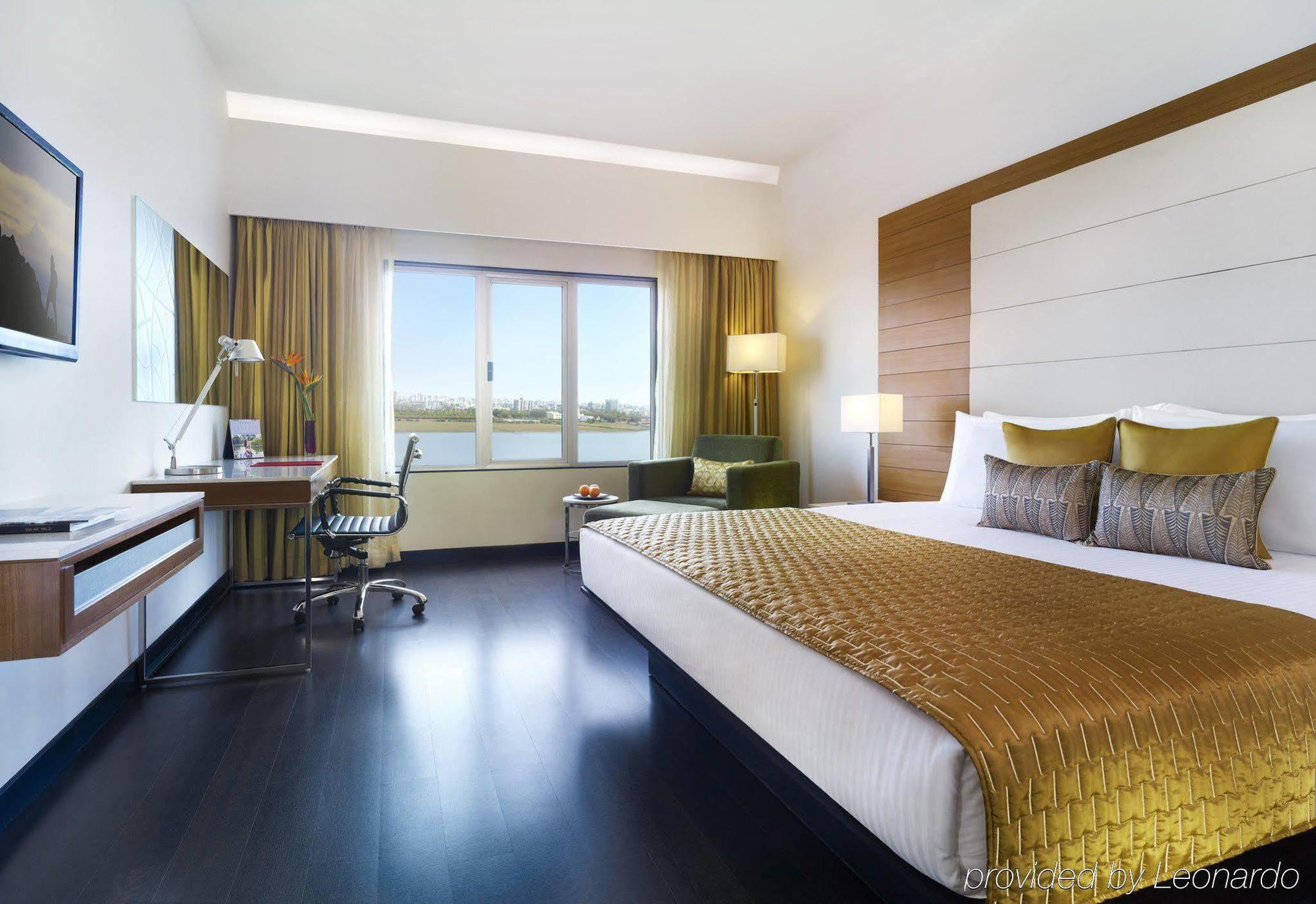 Surat Marriott Hotel Buitenkant foto