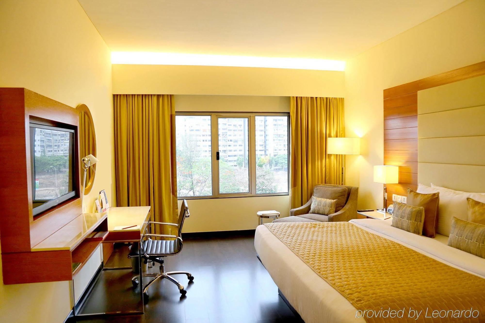 Surat Marriott Hotel Buitenkant foto
