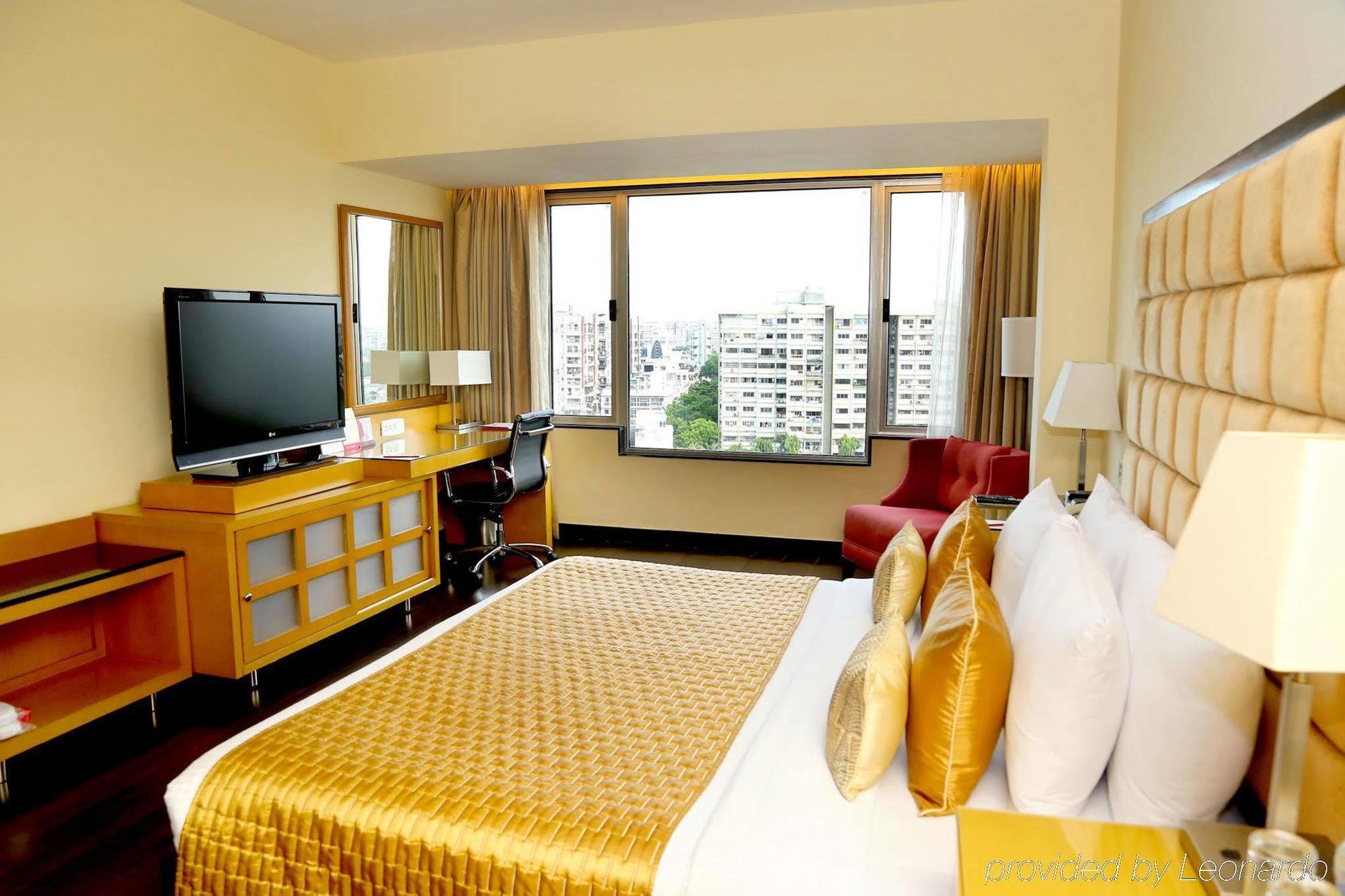 Surat Marriott Hotel Buitenkant foto
