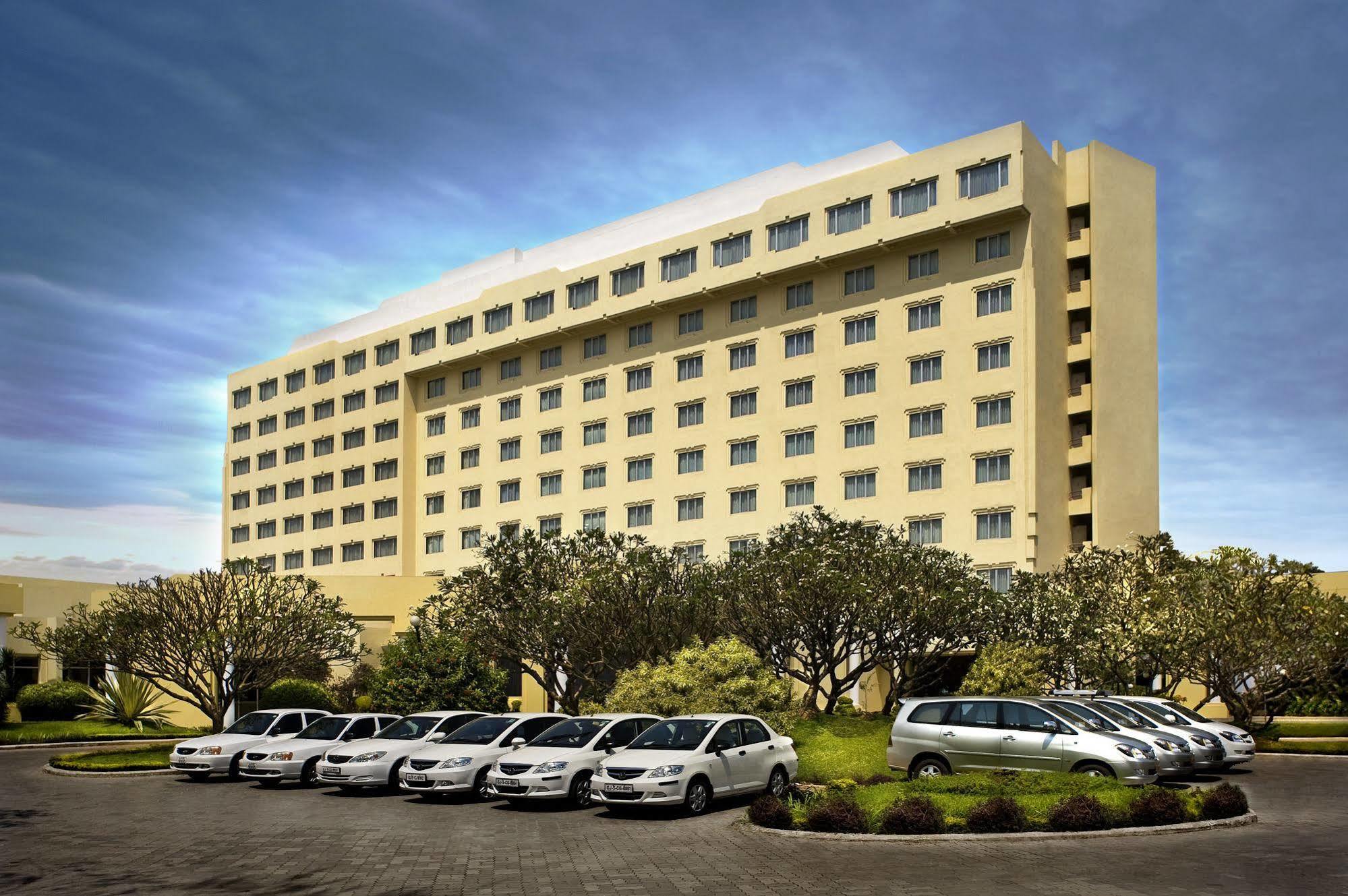 Surat Marriott Hotel Buitenkant foto