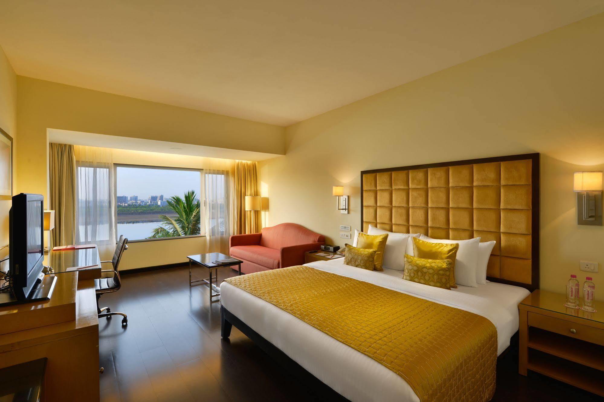 Surat Marriott Hotel Buitenkant foto