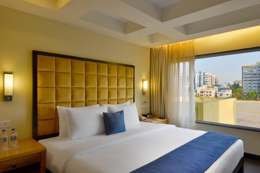 Surat Marriott Hotel Buitenkant foto