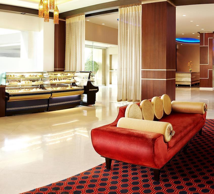 Surat Marriott Hotel Buitenkant foto